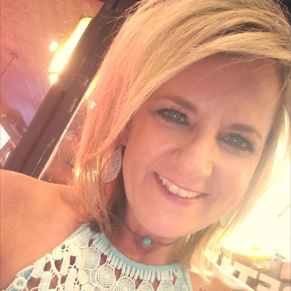 Meet your Posher, Lorie - Picture 1 of 2